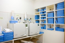 全国の歯科医院が見学に来院して、とても驚かれるのが当院の滅菌システムです。